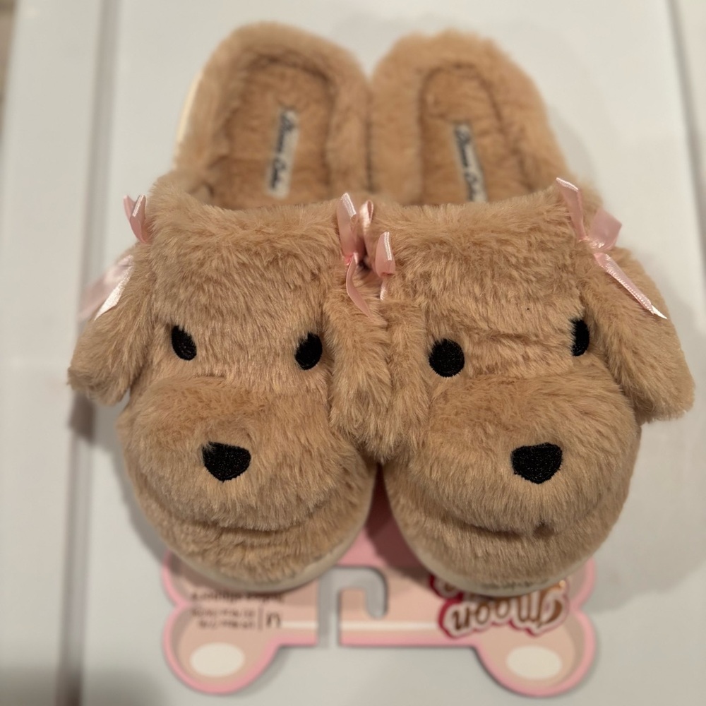 Moon Cake plush puppy dog slippers / women’s size medium (7/8) / NEW packaging